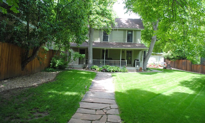 Mapleton Hill Apartment | Fabulous LOCATION quiet setting steps to Pearln