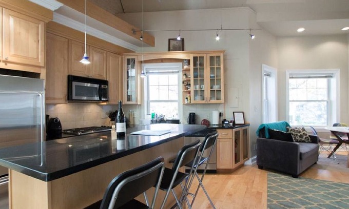 Shaw House | Fabulous Rowhouse in Hot Area (3 blocks to Convention Ctr; Walk everywhere)