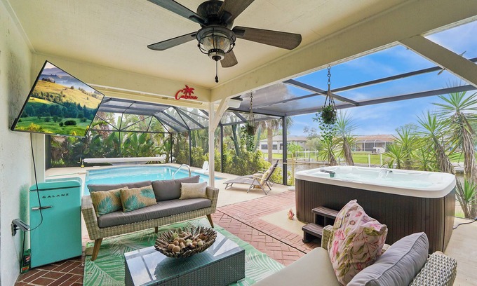 Palm Harbor House | Fabulous Waterfront Villa Sleeps 10 Heated Pool&New Spa SUP Kayak drive to beach