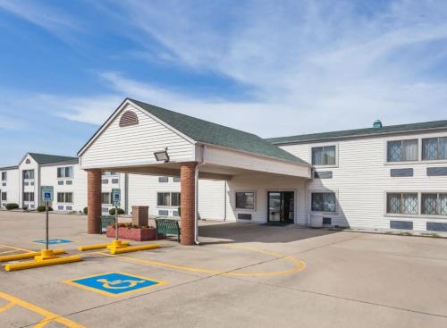 Decatur Hotel | Fairbridge Inn Express Decatur Forsyth IL