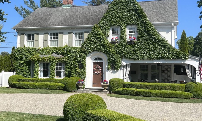 Fairfield House | Fairfield Old Post Road-heated pool & Guest Cottage-walk to NYC train and Beach!