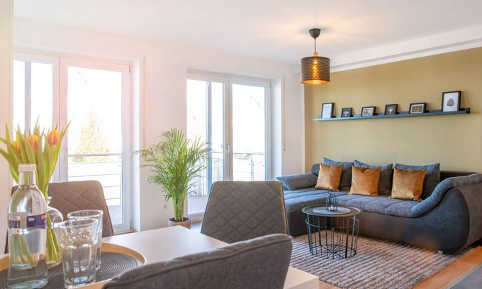 Huefingen Apartment | Fairflats Hüfingen: Küche Arbeitsplatz Balkon Aufzug