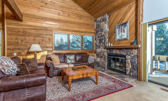 Elkhorn Village Hotel | Fairway 9 4310