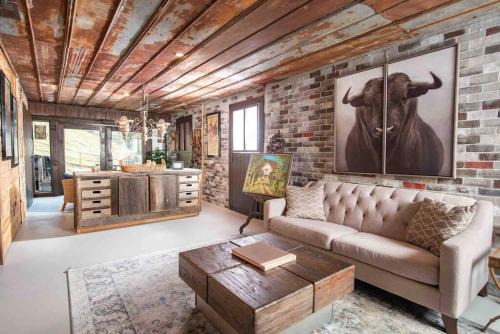 Sugar Grove House | Fairytale: Hot Tub & Trout Stream & Petting Zoo?