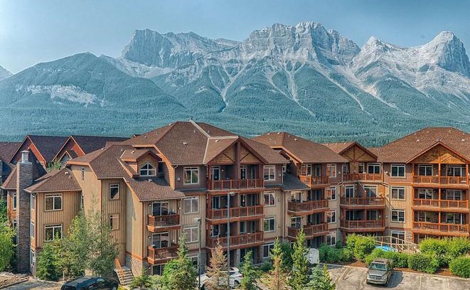 Canmore Hotel | Falcon Crest Lodge by CLIQUE