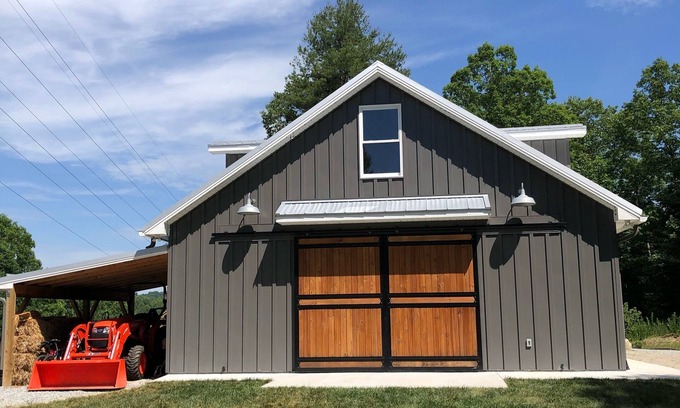 Saluda House | Fall getaway! Plan an adventure to local apple orchard, pumpkin farm or winery!