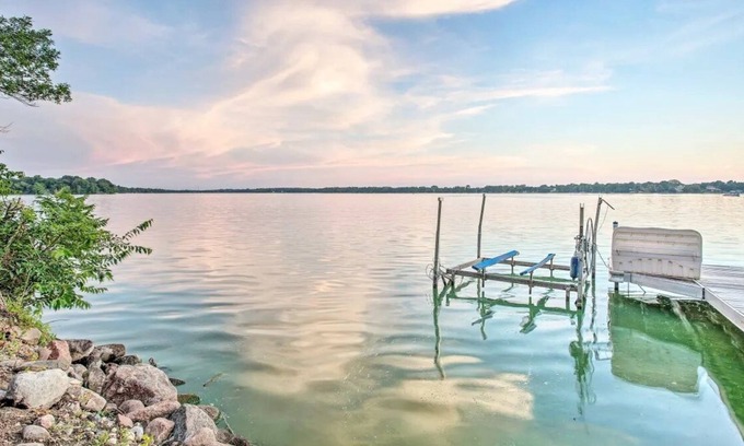 New Prague Cabin | Fall is absolutely beautiful on Cedar Lake!! Best time of year. Save Weekdays!