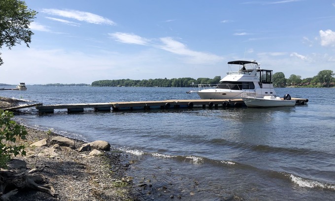 North Hero House | FALL SALE FOLIAGE OR FISHING—2026 SEASON OPEN!nWATERFRONT, DOCK, LAUNCH, FISHING
