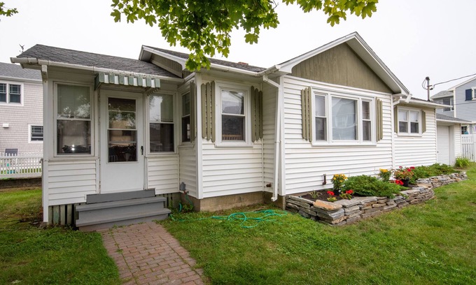 Wells Beach Cottage | FALL WEEKS STILL OPEN! Steps to the beach in Wells, perfect for families!
