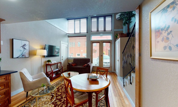 Joseph House | Family- and dog-friendly loft with fast WiFi & full kitchen - walkable location