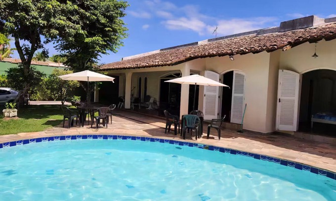 Jardim Virginia House | Family Retreat with Wifi, Pool, Barbecue and Garden. 5 minutes from Enseada