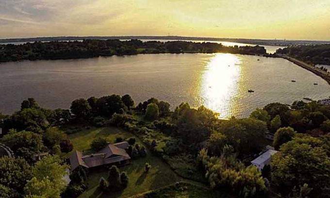 Tiverton House | Family Compound on 3+ Acres on 250 ft of Direct Waterfront - Sleeps 14+