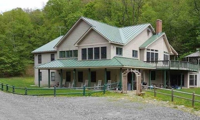 Braintree House | FAMILY FRIENDLY 4 Season Home for Large Groups, With Hot Tub. Sleeps up to 27.