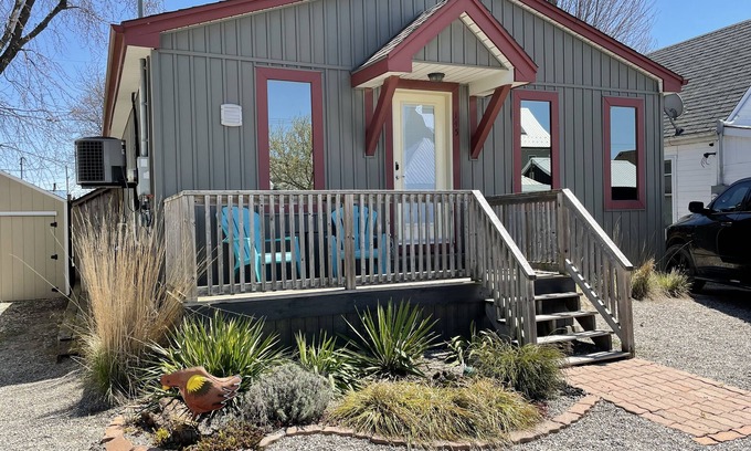 Port Stanley Cottage | Family friendly cottage - 4 minute walk to main beach!