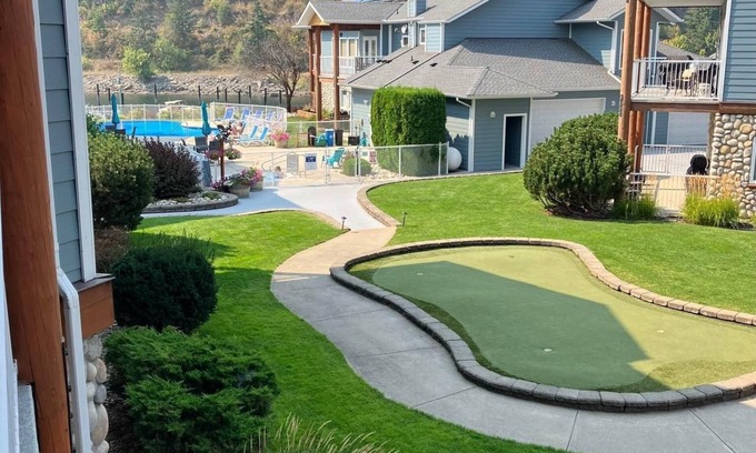 Sicamous Condo | Family Friendly Condo. Located directly on the Narrows of the Shuswap.