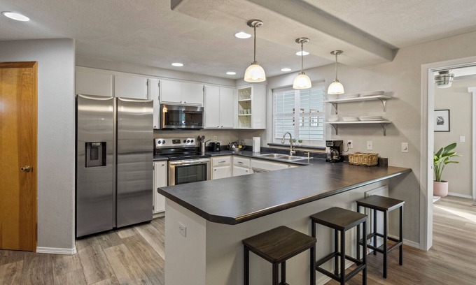 Central Point House | Family Friendly Great Location Inviting and Comfortable Lovely Clean Home