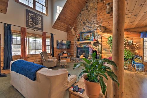 Gresham House | Family-Friendly Gresham Getaway with Game Room!
