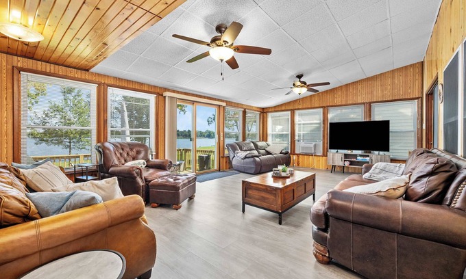 Warsaw House | Family-Friendly Lakehouse with Firepit and Dock