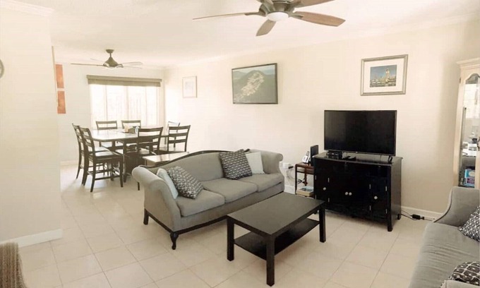 Beverly Hills Condo | Family Friendly Townhouse with Mountain View