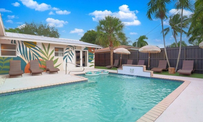 South Corals House | Family Friendly. Game Room. Heated Pool. Waterfall. Sleeps 10. Central Location