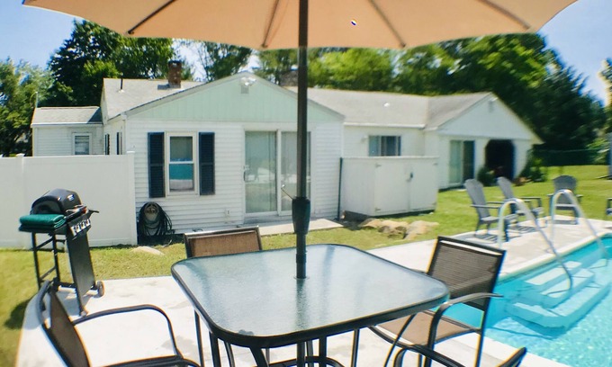 Kenyon House | Family Friendly get away by the coast with the pool to relax at in the evening