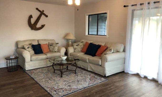 Little River House | ๐โ๏ธ๐Family Fun In The Sun๐โ๏ธ๐ - 3 BR, 3.5 BA & Pet Friendly Townhouse