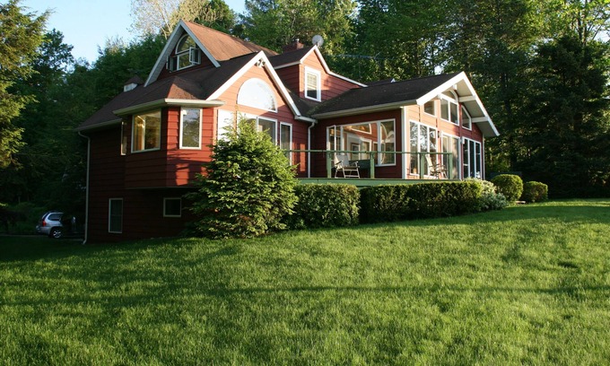 East Springfield House | Family get away to this charming cottage on 600 ft of Lake