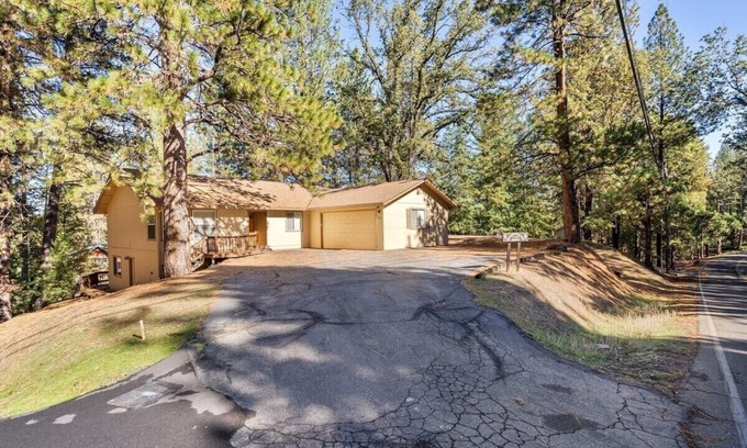 Groveland House | Family Getaway! Walking distance to the lake and close to Yosemite!