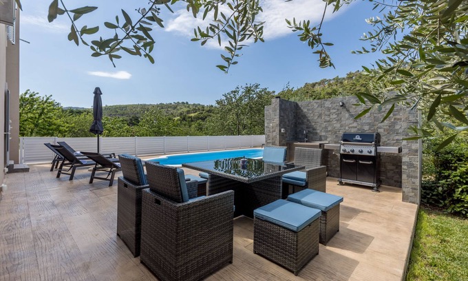 Srinjine House | Family house -Villa with heated pool and big garden