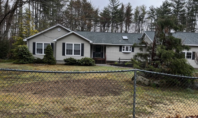 Moultonborough House | Family orientated one floor ranch style home with two car garage and Lake Access