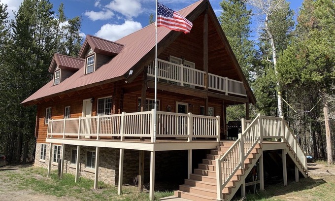 Ashton Cabin | Family Reunion! Fire pit, picnic tables, Hiking, 1 hr to Yellowstone! EV Charger
