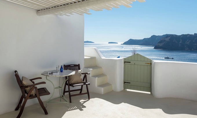 Oia Hotel | Family Suite with Private Whirlpool & Caldera View