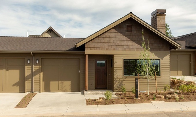 Bend Cottage | Family summer fun ~ resort pool ~ park ~ fire pit ~ golf ~ 24-hr staff ~ Bend π