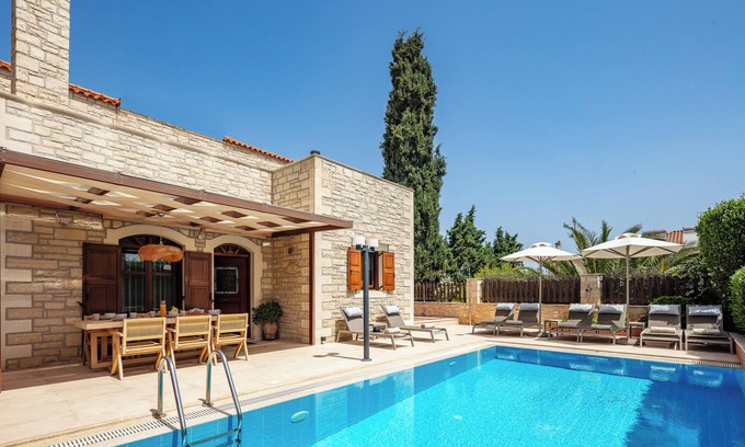 Atsipópoulon Villa | Family villa Elia with heated pool, 2 minutes walking to local amenities