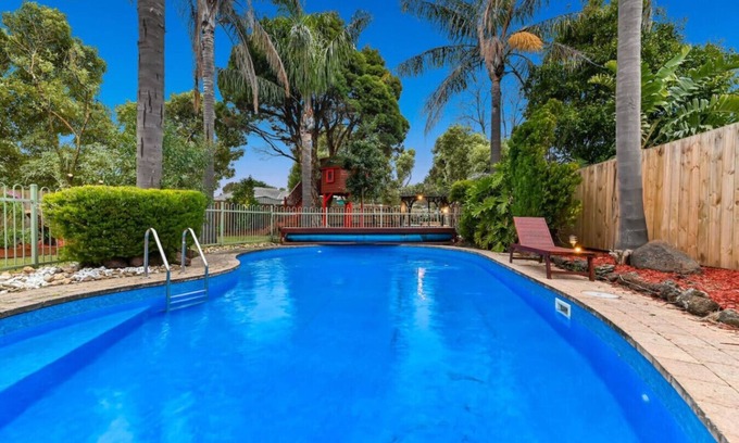 Berwick House | FamParadise: Pool, Cabin, Garden, Peace & More !