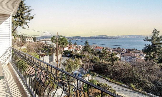 Sariyer Apartment | Fancy Apartment with Balcony and View in Sariyer