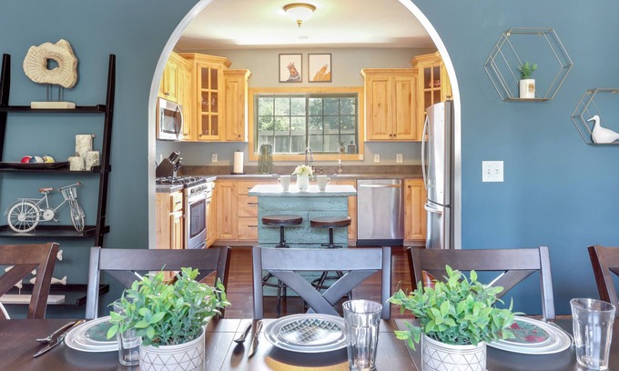 Crosby House | Fantastic 5-bedroom house, sleeps 12 comfortably, just 2 blocks to trailhead!