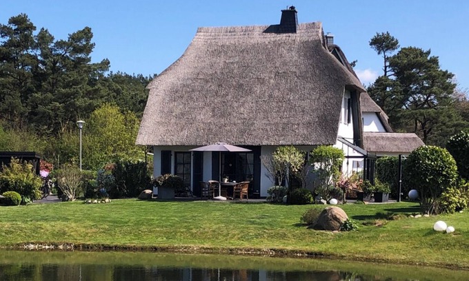 Fuhlendorf House | Fantastic 5 * Thatched cottage on the water with sauna, outdoor Jacuzzi, fireplace u. v.