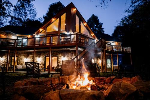 Sautee Nacoochee House | Fantastic Cabin with Fire Pit, Hot-tub and Fireplace in Sautee Nacoochee, Georgia