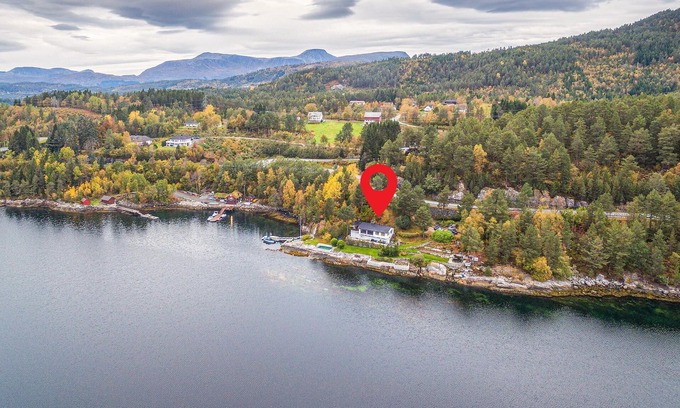 Skodje House | Fantastic house with pool directly on the fjord.