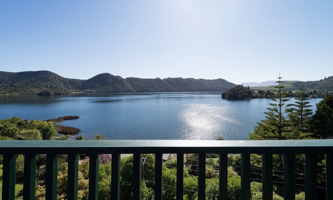 Lake Okareka House | Fantastic Lake and Mountain views with Spa Pool