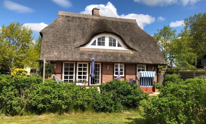 Garz/Rugen House | Fantastic thatched house on Rügen with water views and large garden