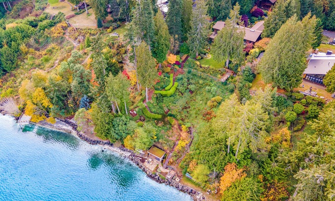 Rollingbay House | Fantastic waterfront home with fireplace, kayaks, pool table & washer/dryer