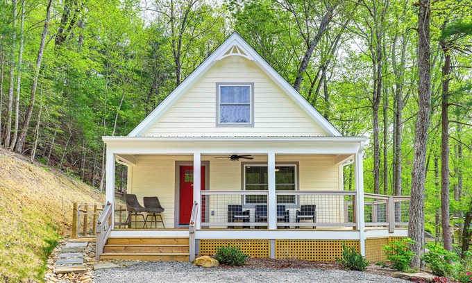 Hendersonville Cottage | Farm On-Site: Mtn-View Cottage in Hendersonville!