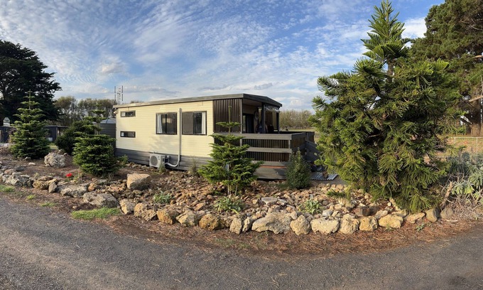 Allestree Cabin | Farm stay with an ocean view