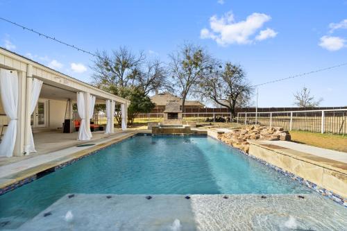 Sachse House | Farmhouse getaway with 3-acres of land