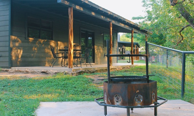 Leakey House | Farmhouse is located on the corner of Oak Hill and Evergreen St.