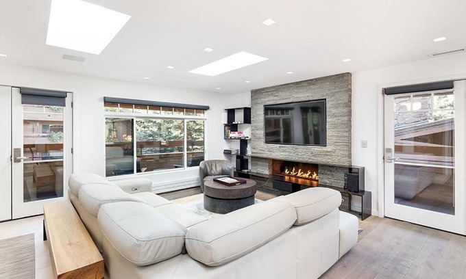 Aspen House | Fasching Haus Unit 390, Luxury Penthouse w/Exceptional Views, Beautiful Decor, and Natural Light