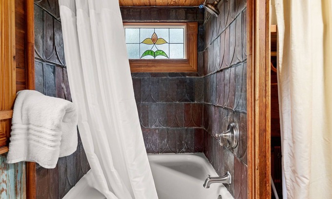 Canyon Lake House | Featured in USA Today -Tiny Texas House-King Bed-Private Hot Tub