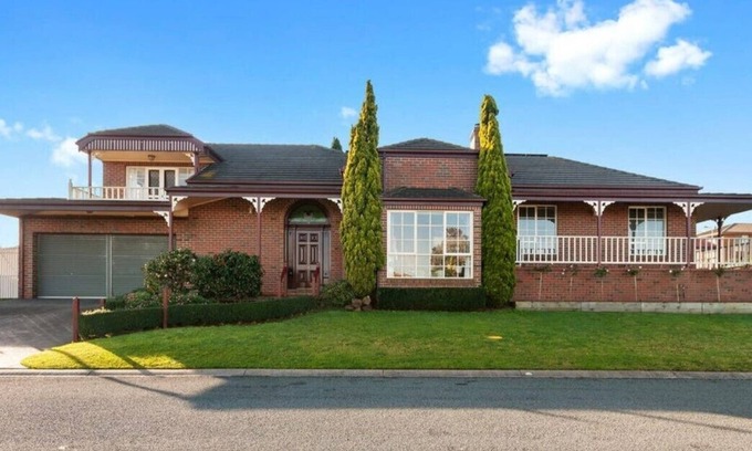 Lakes Entrance House | ‘Federation Style’ 4 bedroom House with Ocean View